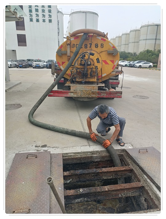 东英镇隔油池清掏