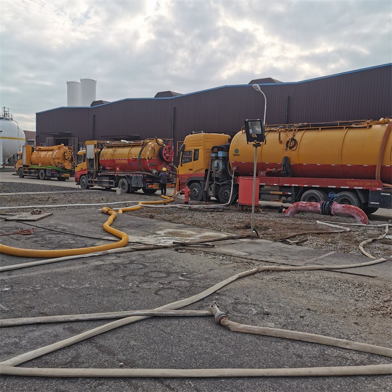 东英镇污水池清理