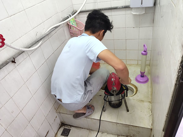 东英镇管道堵塞冒臭气 专业师傅现场解决问题