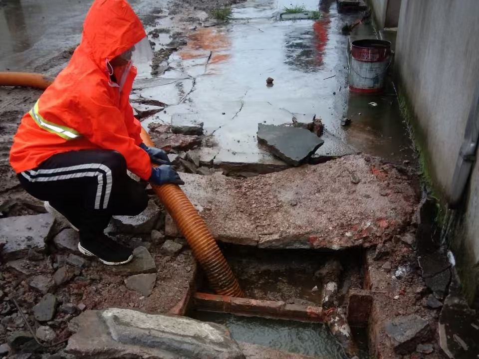 东英镇专业清理污水池 炜誉市政以规范流程守护城市 “肠道”