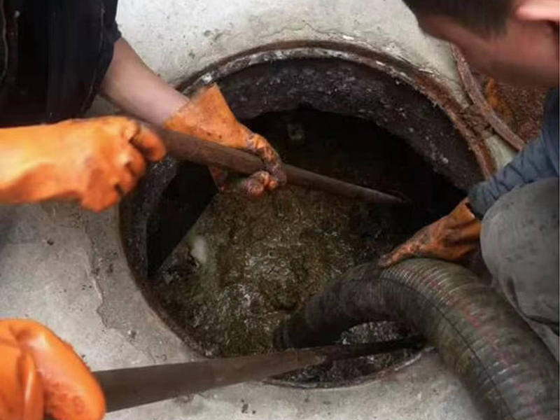 东英镇清理化粪池时如何避免沼气的危害？